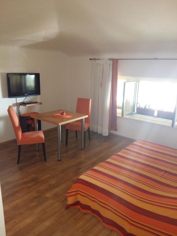Studio Apartman Kamelija *